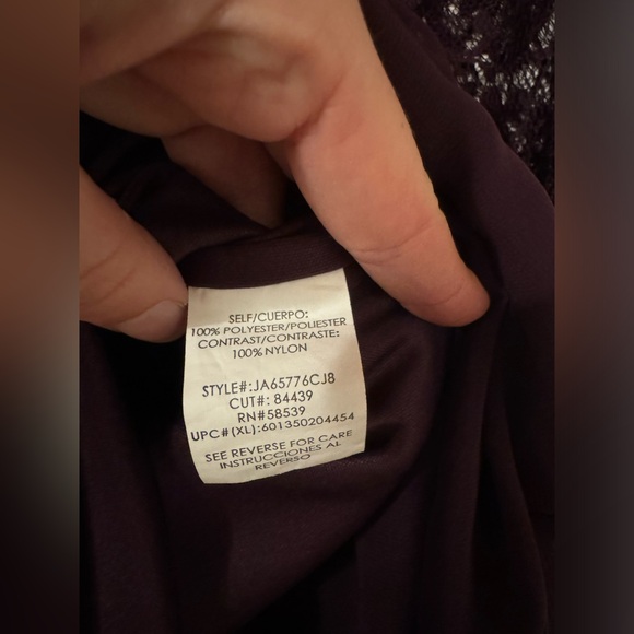 Flowey dress with cinch waist, lace sleeves, and in excellent condition. - Picture 3 of 4